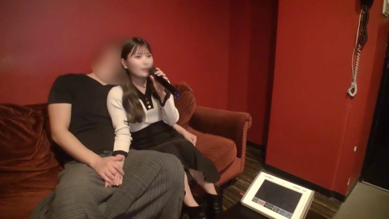 【無/初拍】卡拉OK包廂可愛女友在身旁讓人受不了抽插做愛